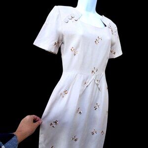 1950s Pin Up Wiggle Dress Size 4 Beige Embroidered Metal Zipper NWOT Deadstock